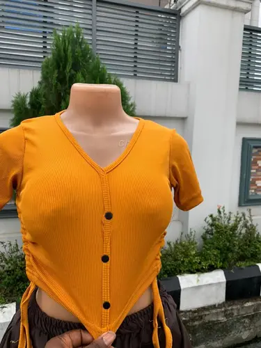 Crop tops 2,000 each 👇👇 available in different des